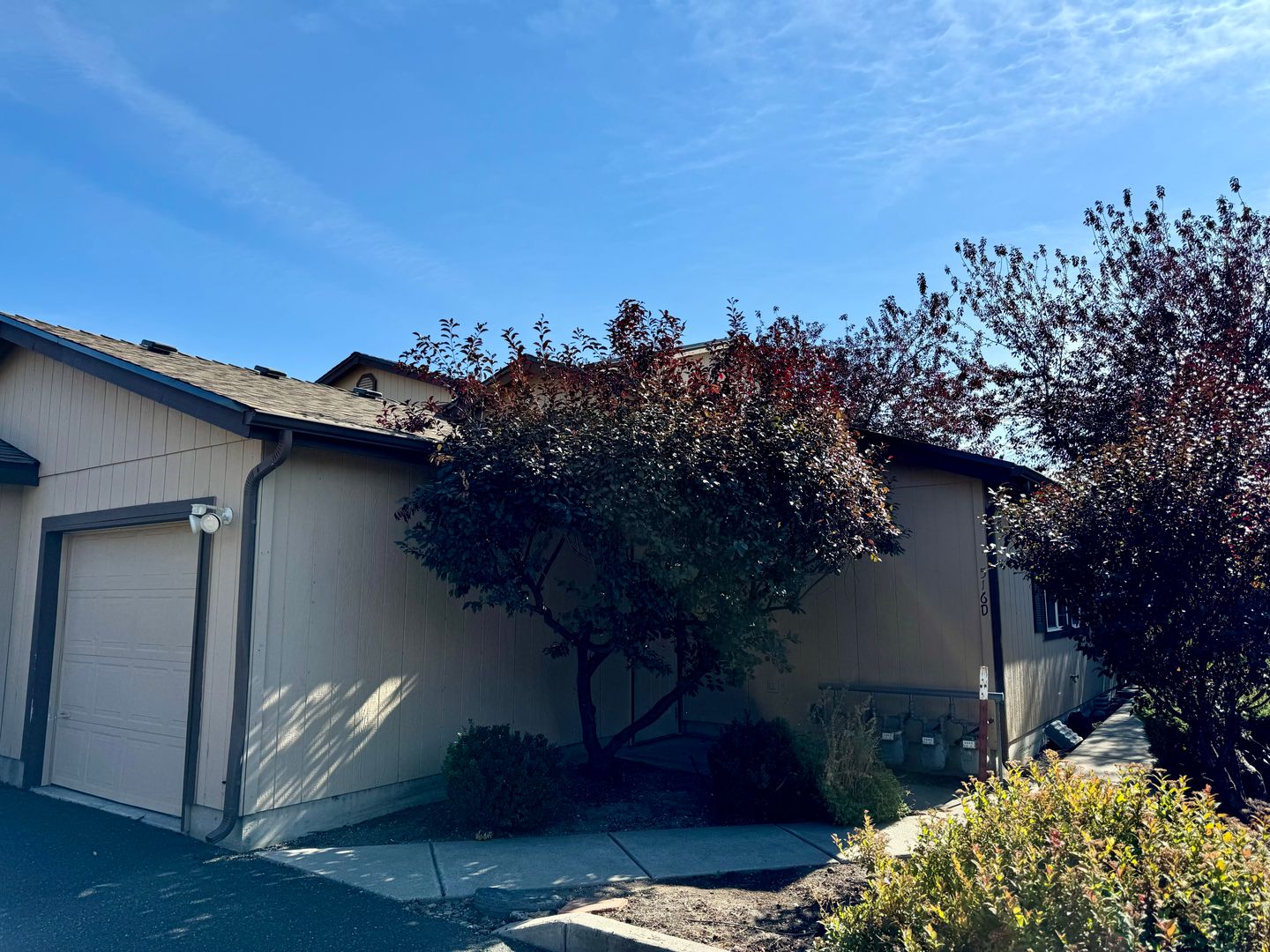 Redmond Apartment: 516 NE Negus Loop
