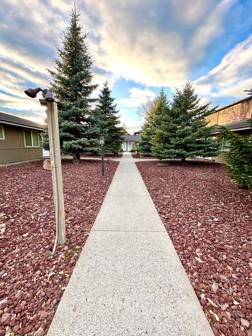 Bend Apartment: 1727 NW Wall St.