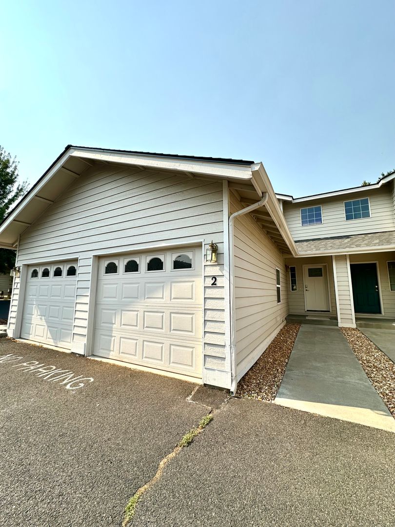 Bend Apartment: 1980 NE Zachary Ct