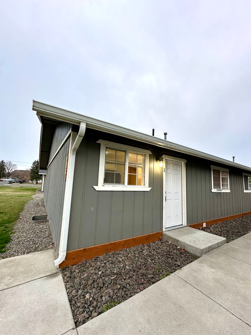 Prineville Apartment: 919 NW Ewen St