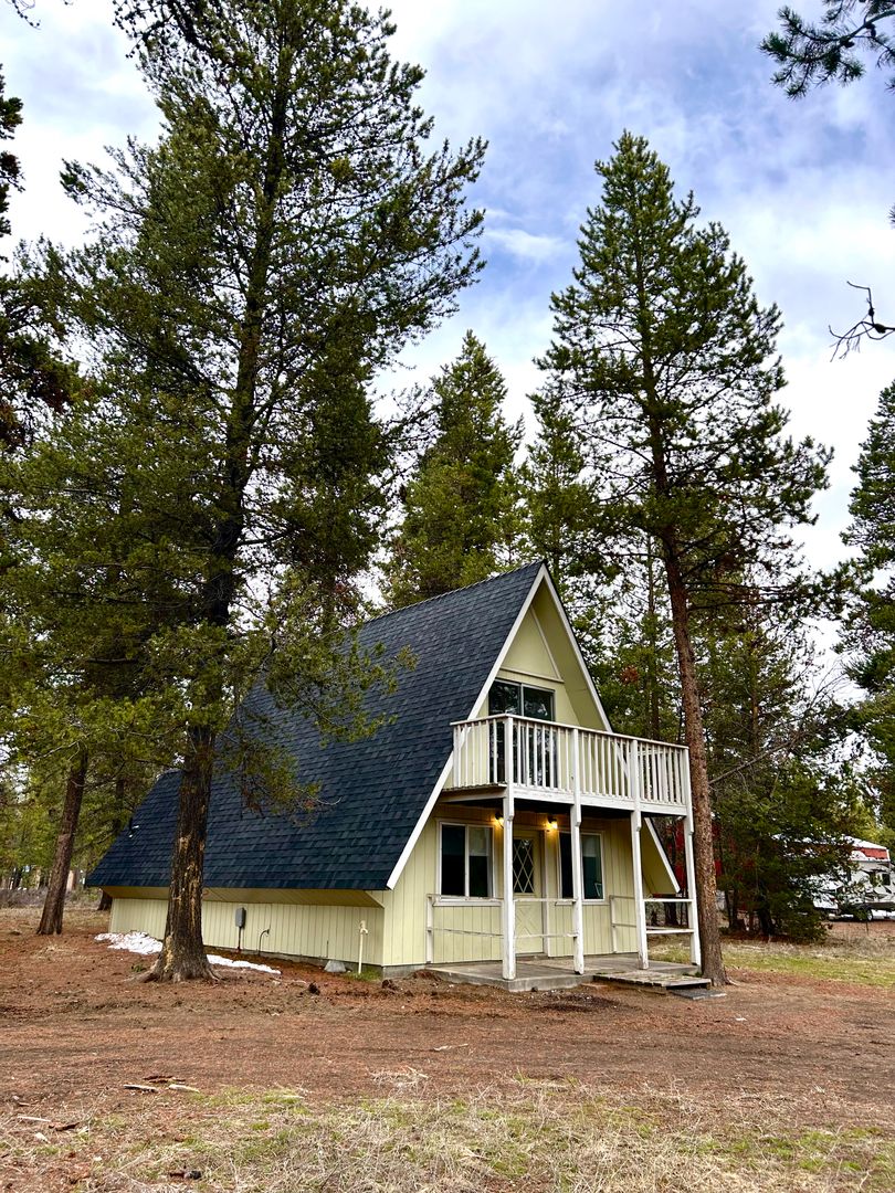 La Pine House: 16146 Hawks Lair Road