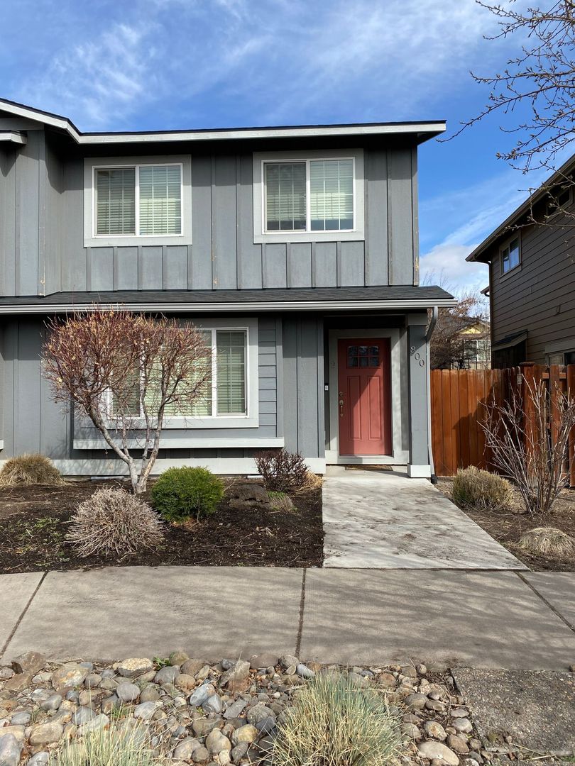 Bend Apartment: 800 NE Ross Road