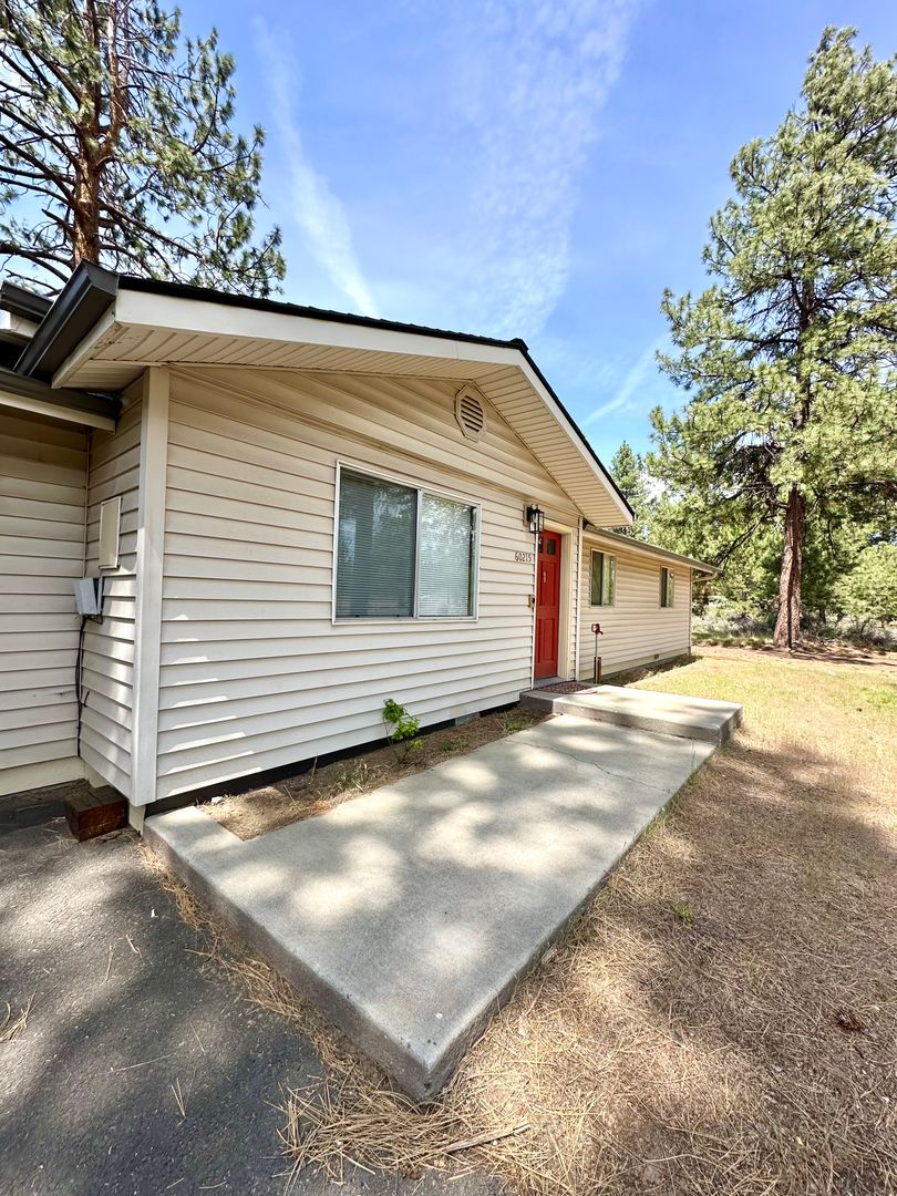 Bend House: 60215 Cheyenne Road