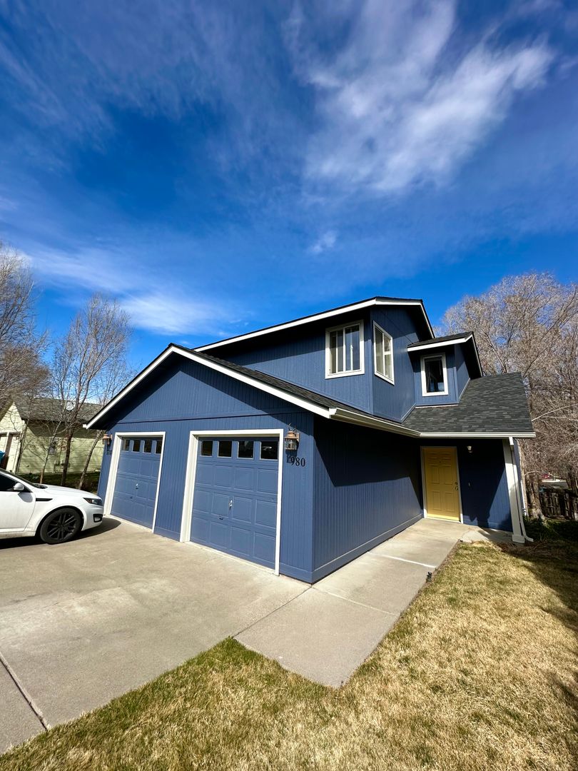 Bend Apartment: 978-980 Hidden Valley