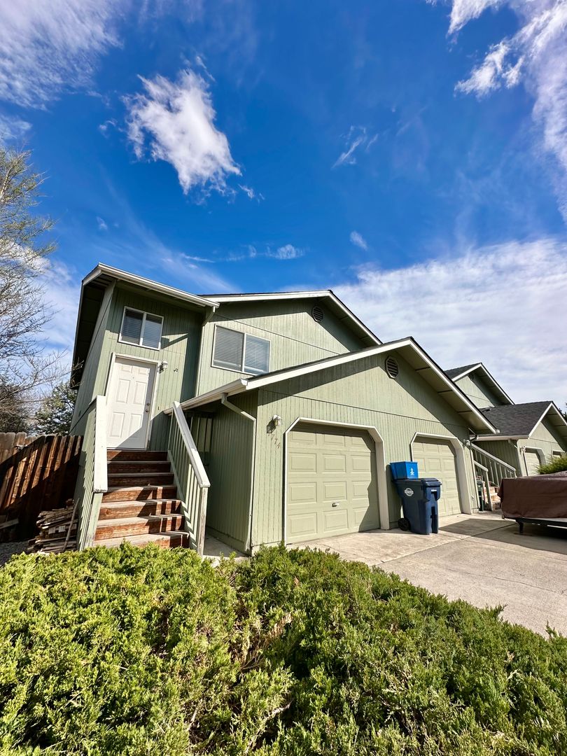 Bend Apartment: 1768-1774 NE Wichita Way