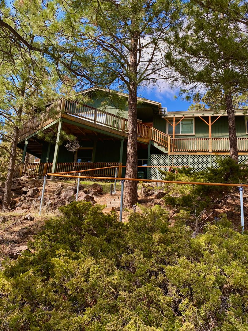 Bend House: 2011 NW West Hills Avenue