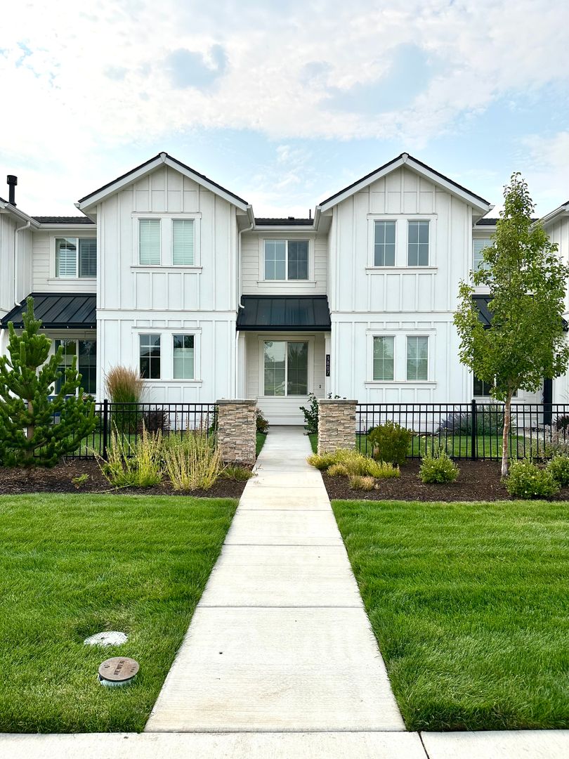 Bend House: 3807 Eagle Road