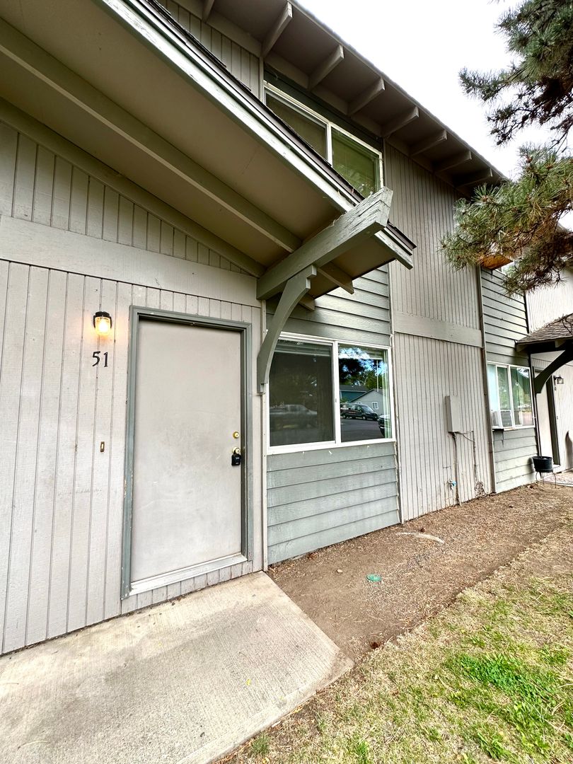 Redmond Apartment: 1632 SW Lava Avenue