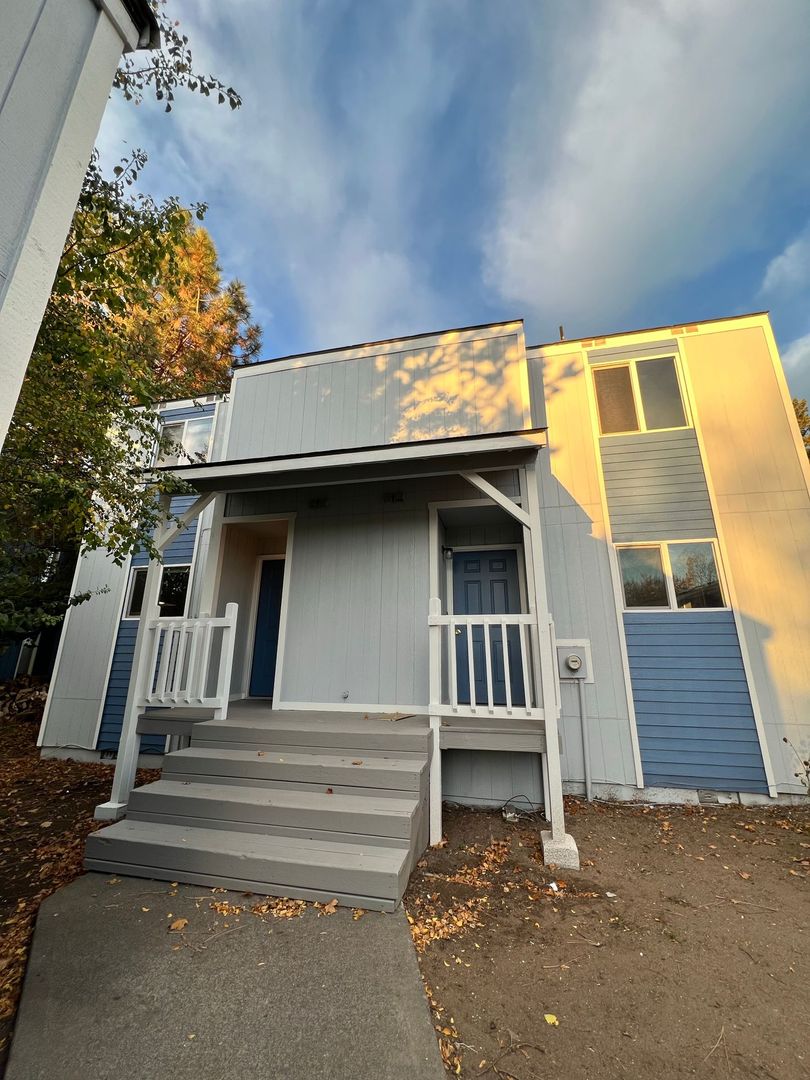 Bend Apartment: 2030 NE Neil Way