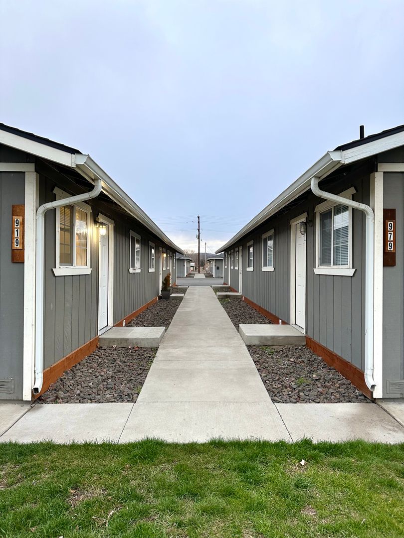 Prineville Apartment: 960 NW Fairmont St
