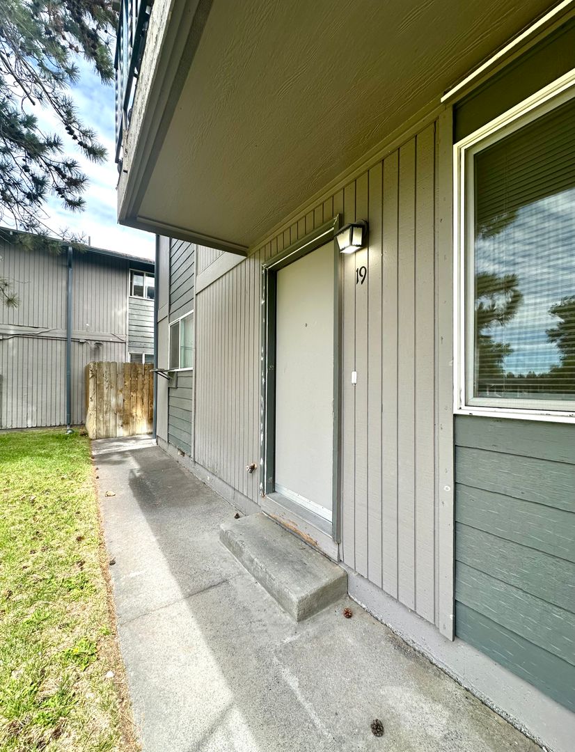Redmond Apartment: 1624 SW Lava Avenue