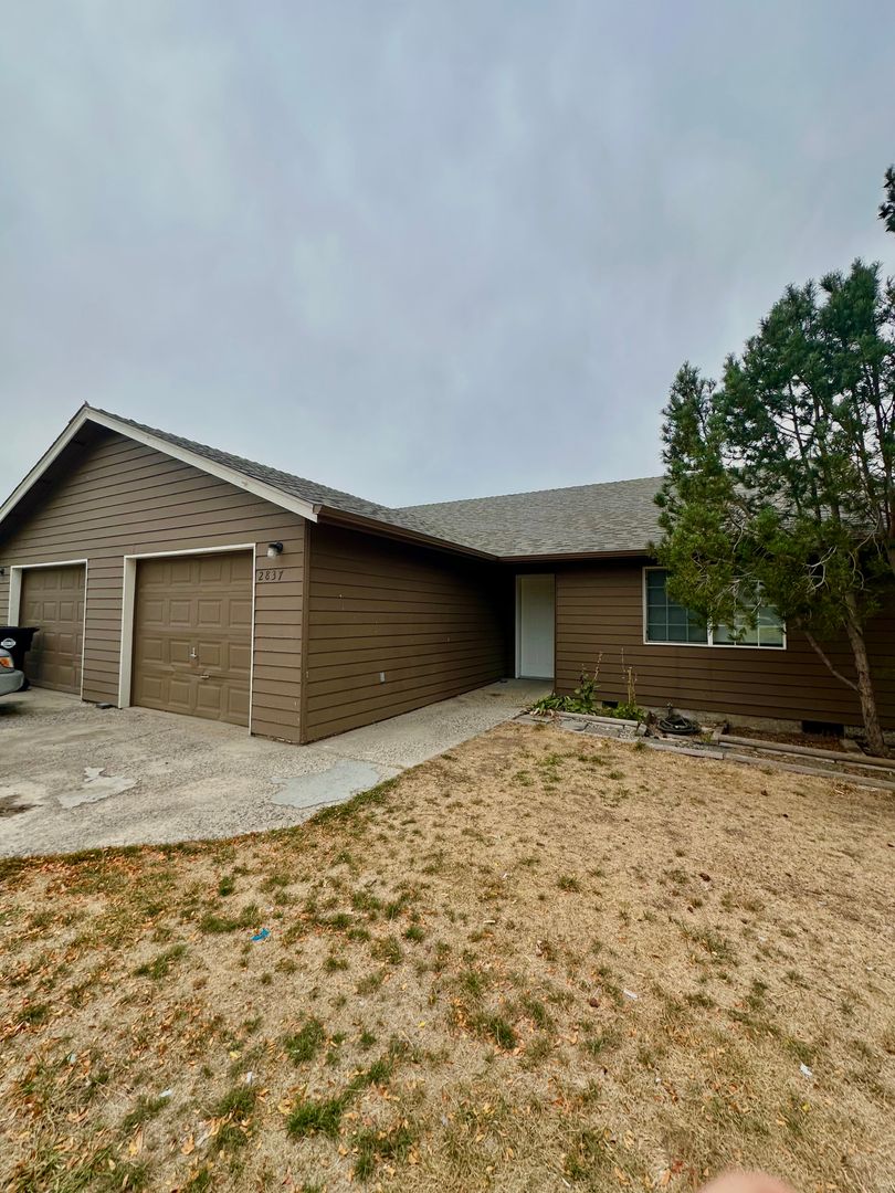 Redmond Apartment: 2837 and 2839 Umatilla