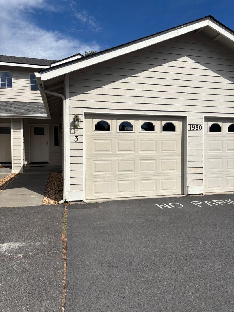 Bend Apartment: 1980 NE Zachary Ct