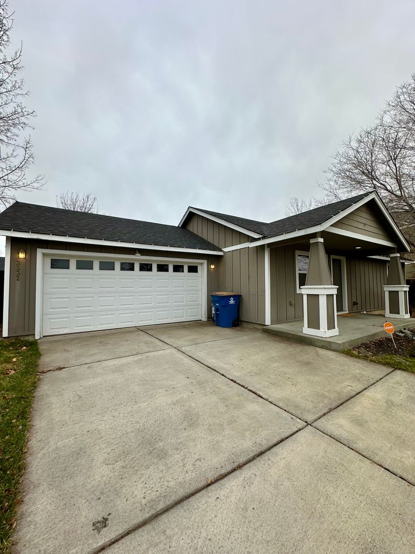 Redmond House: 3332 SW Metolius Meadow CT