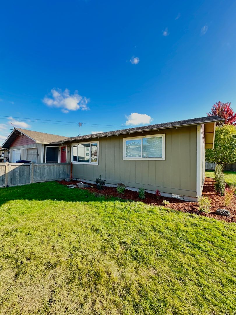 Redmond House: 1890 SW Timber Avenue