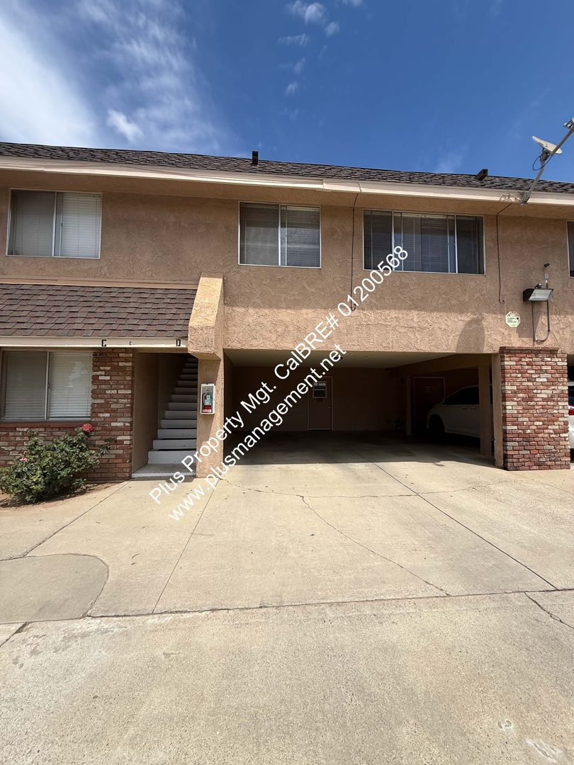 Santa Maria Apartment: 412-416 S Oakley Ave