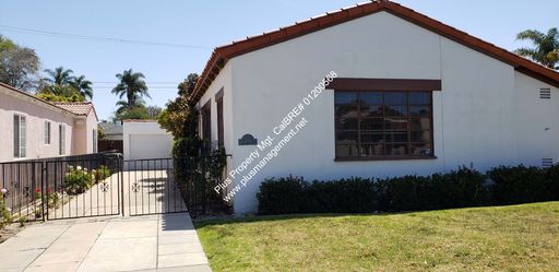 Carriage District One Bedroom Home With One Car Detached Garage and Small Yard – photo 1