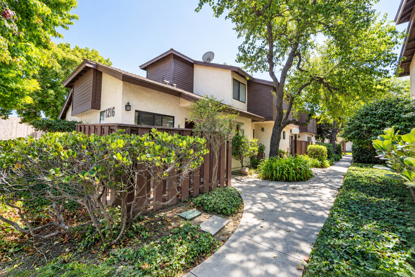 Lompoc House: 1216-A East Walnut Avenue