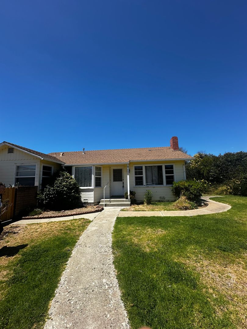 Lompoc House: 707 West Cypress Avenue