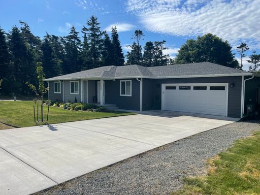 Charming and Modern 2 bedroom Home with Den!