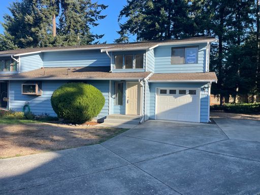 Charming Condo in the Heart of Oak Harbor! Now offering a rare 6 month lease opportunity, with possible month to month options after – photo 1