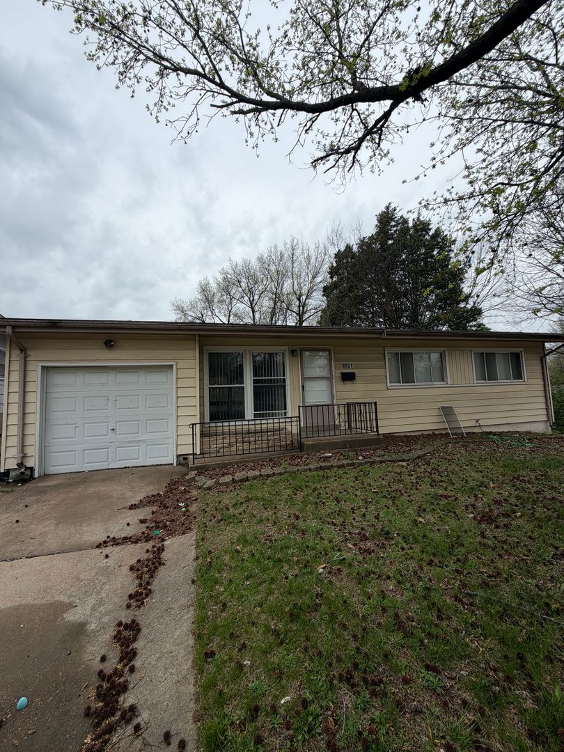 Saint Louis House: 8921 Dever Dr