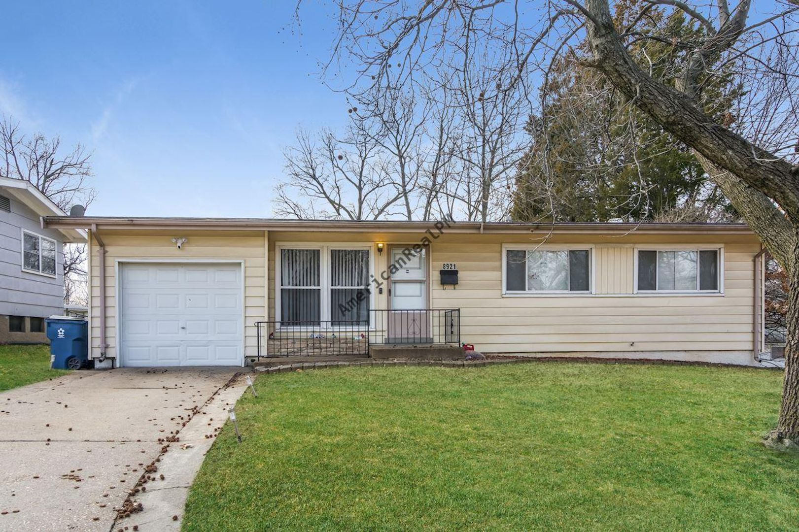 Saint Louis House: 8921 Dever Dr