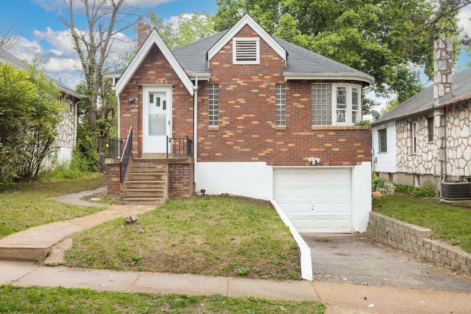 Saint Louis House: 3210 Capehart Dr