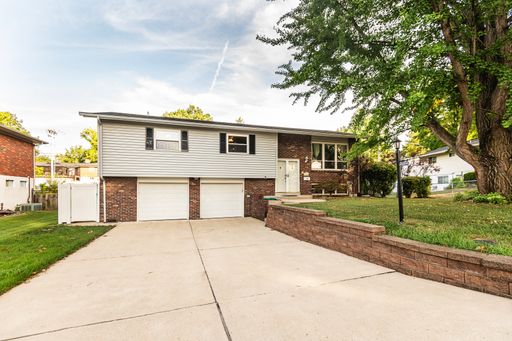 Spacious 4-Bed, 2.5-Bath Split-Level Home – photo 1
