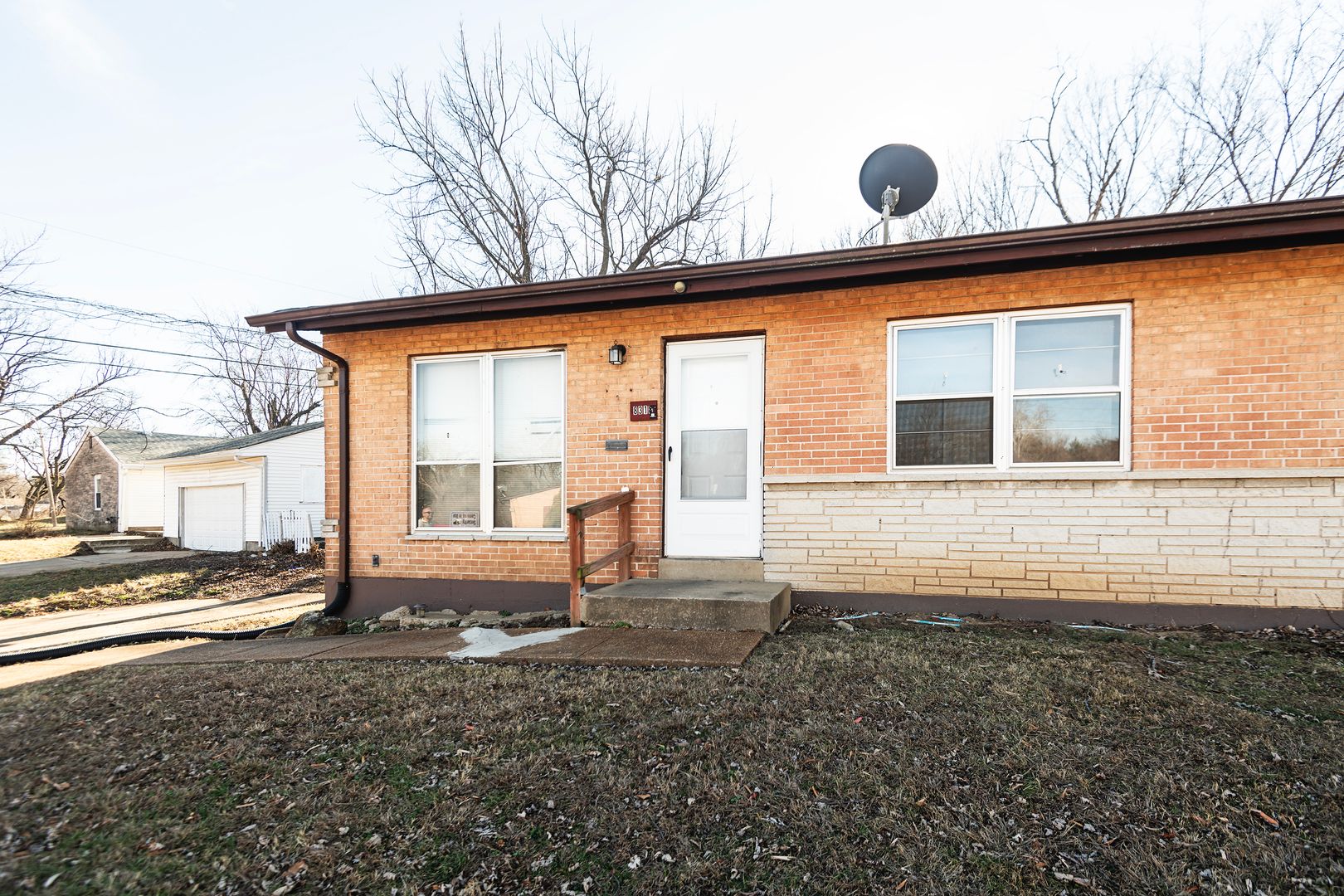 Saint Louis Apartment: 8318-8320 Wabash Ave