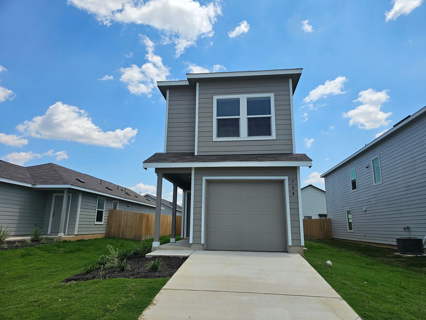 Jarrell House: 704 Commander Abbot Dr