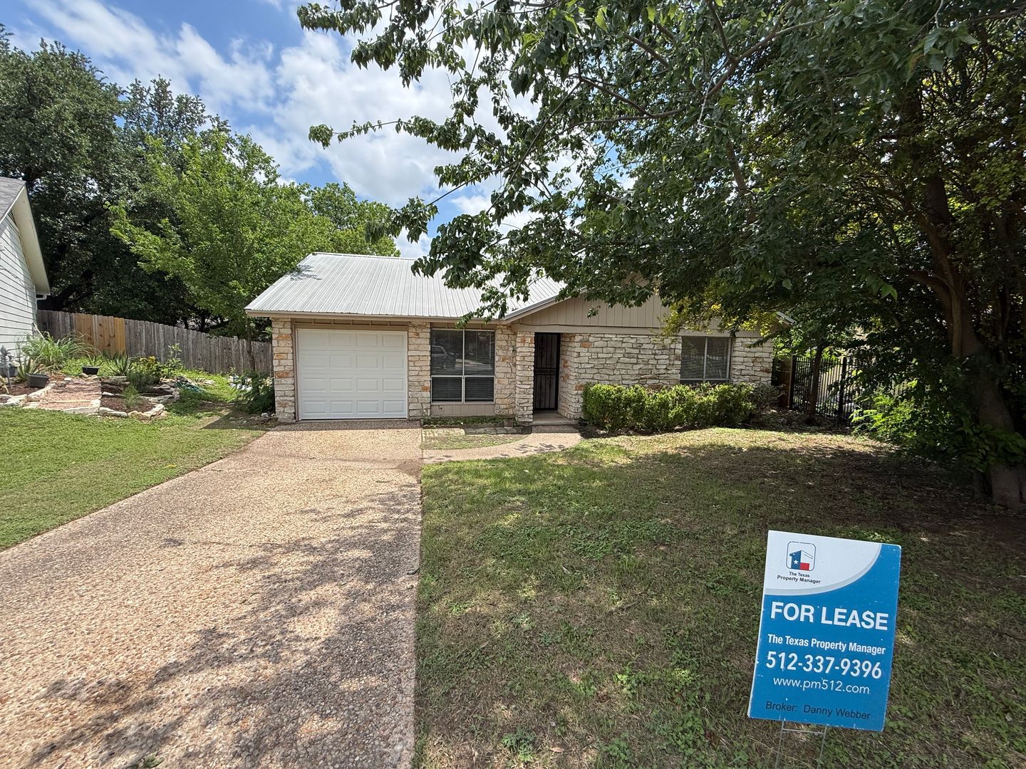 Austin House: 1109 Village Green Dr