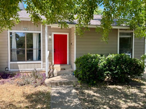 2 Bed / 1 Bath Duplex Unit With Private Yard