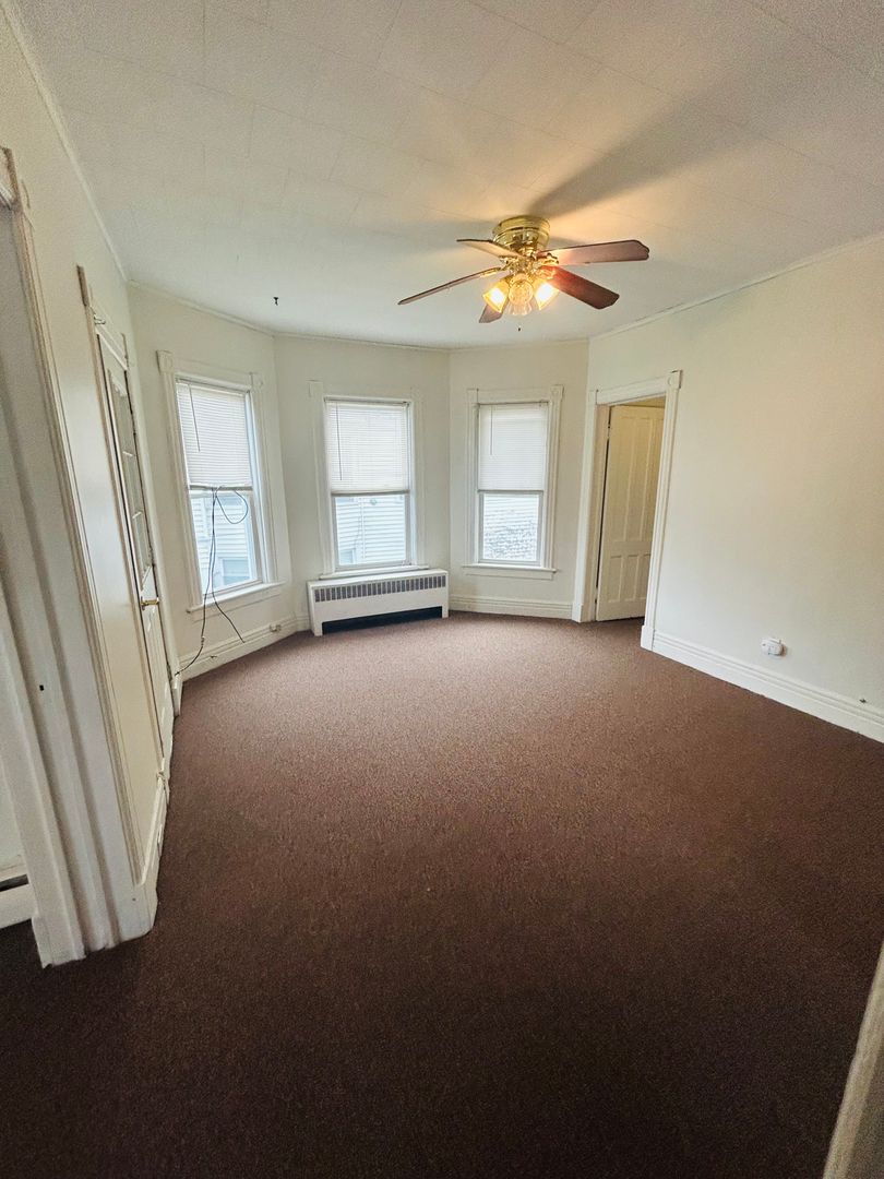 Amsterdam Apartment: 219 W Main St