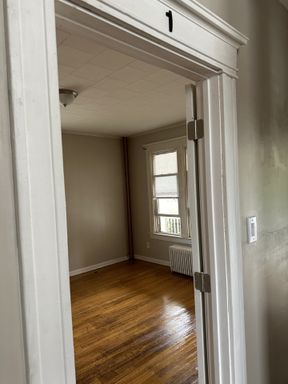 Private bedroom available in clean, well maintained home - Utilities included! – photo 1