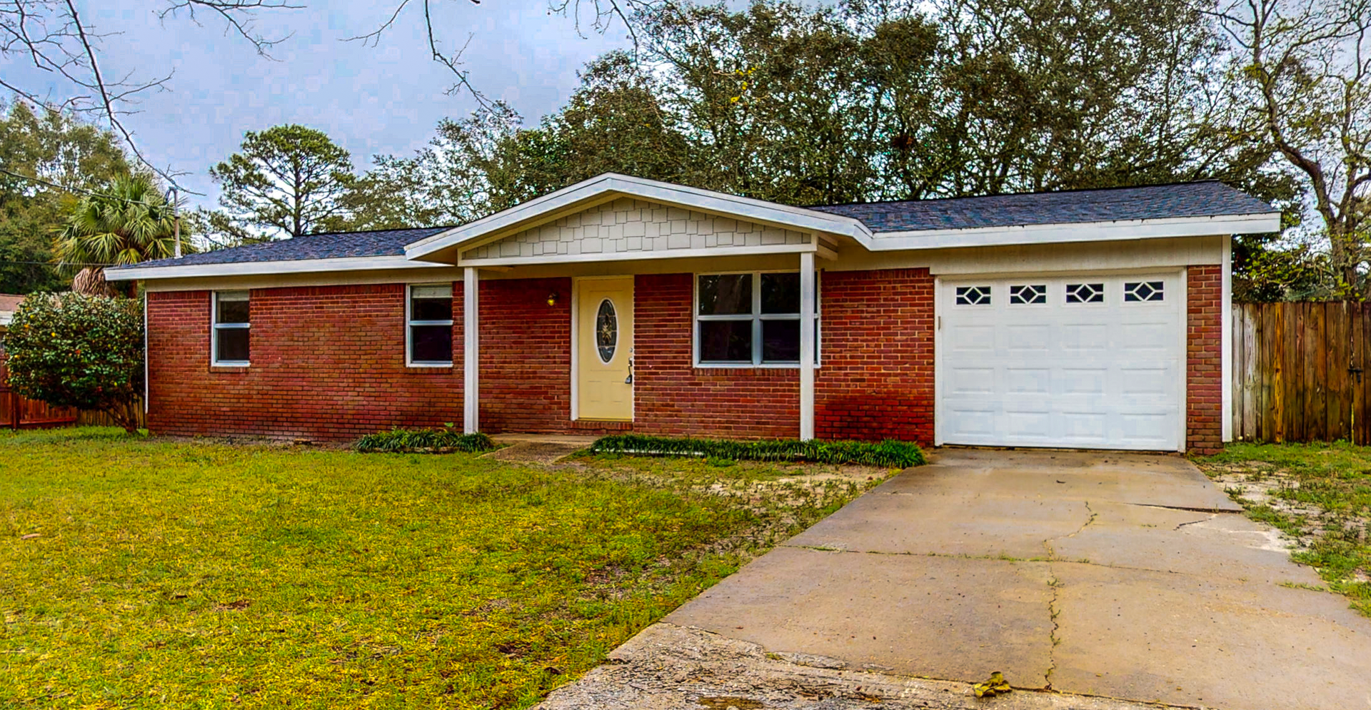 Destin House: 330 Stahlman Ave