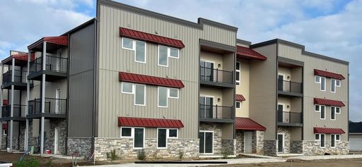 Introducing the Del Mar Executive Suites 3-bedroom, 2-bathroom apartment – photo 1