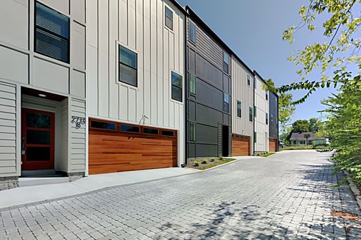Urban Retreat with Private Garage & Rooftop Porch Near Centennial Park – photo 1