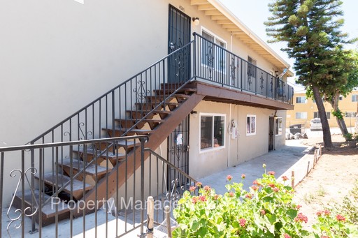 1 bedroom, 1 bath Apartment with Private Yard – photo 1