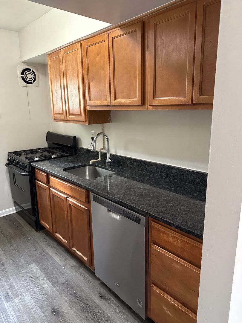 Arlington Apartment: 2110 Culpeper St