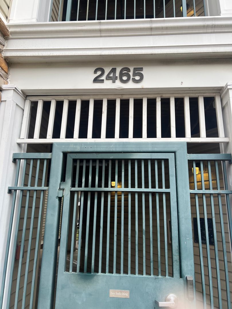 Arlington Condo: 2465 Army Navy DR