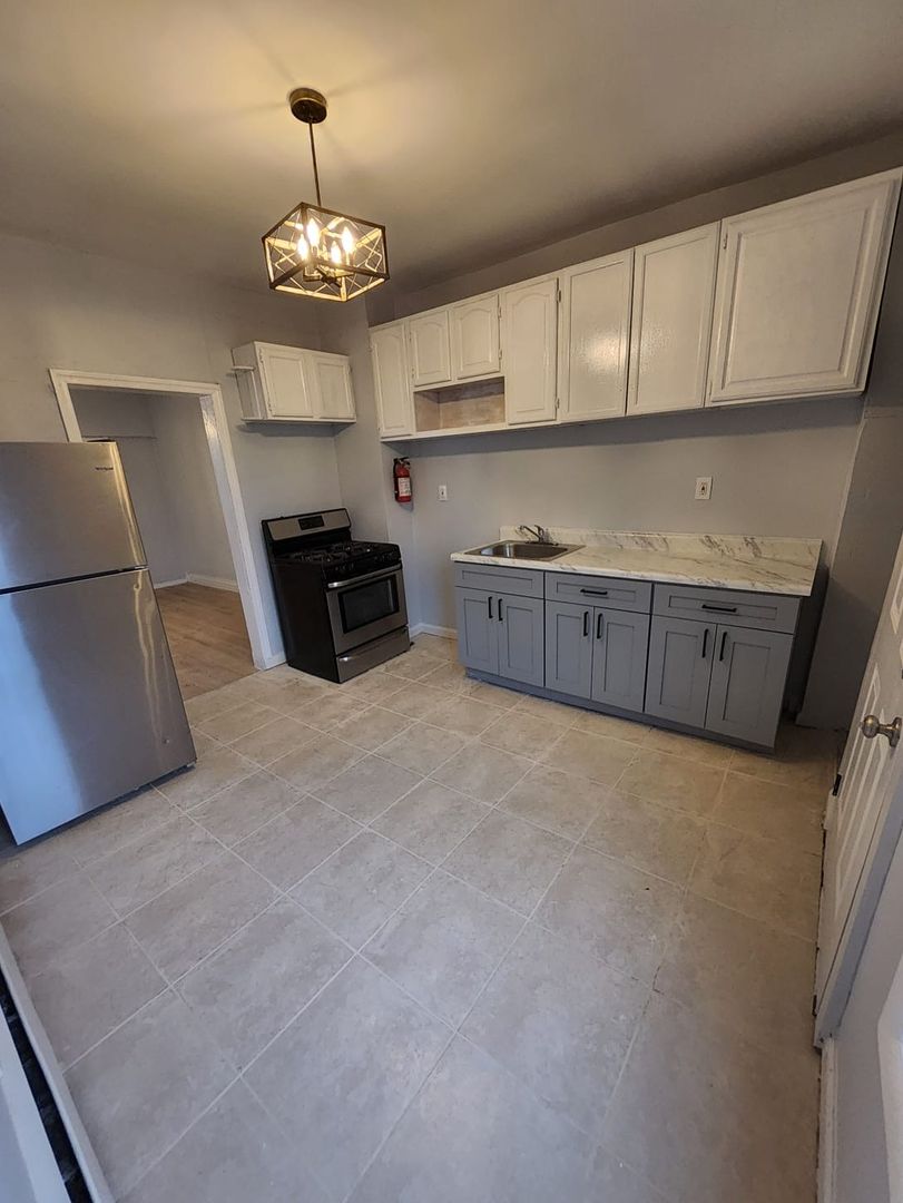 Orange Apartment: 82 Wilson Place