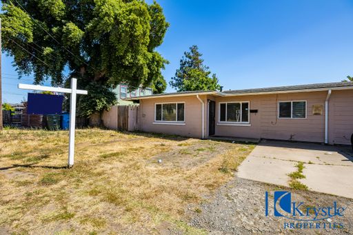 Cozy and Cute 2 Bed 1 Bath apartment with Side Yard- Great for Commuters – photo 1