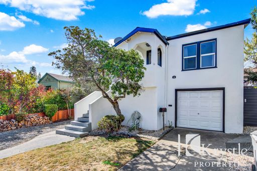 Beautifully updated 3 Bed 2 Bath Home near Waterfront – photo 1
