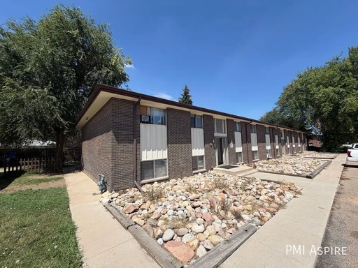 2 Bedroom 1 Bathroom Ground Level Apartment in Longmont – photo 1