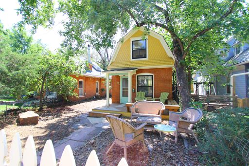 Charming Downtown Victorian – photo 1