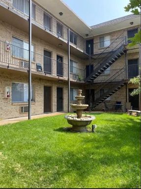 Comfortable 1 bed-1 ba Living Near South Broadway, Local Dining & Recreation – photo 1
