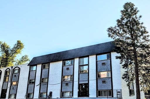 Incredibly Spacious Top Floor 1 Bedroom, 1 Bath Apartment Home in the heart of Lakewood close to it all! – photo 1