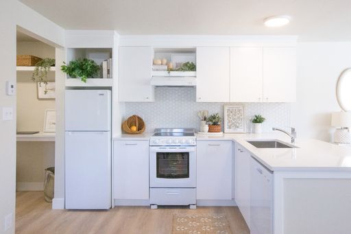 Incredible 1 bedroom, 1 bath Fully Renovated Top Floor Apartment Home in the Best Part of Cap Hill Super Close to Cheesman Park! – photo 1