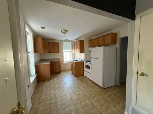 Affordable Top Floor Studio on N Federal only a block from Jefferson Park and a couple minutes from Mile High Stadium! – photo 1